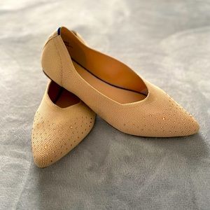 Adorable stretchy flats 8.5 neutral/beige